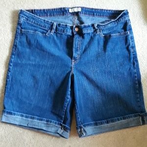 Levi's 512 perfectly shaping shorts